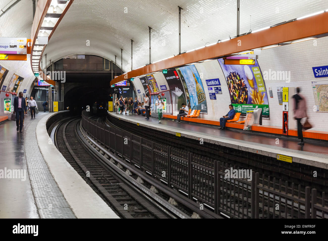 Paris, Frankreich - 8. August 2014: Saint-Michel. Paris u-Bahn-Station mit Passagieren und Werbeplakate Stockfoto