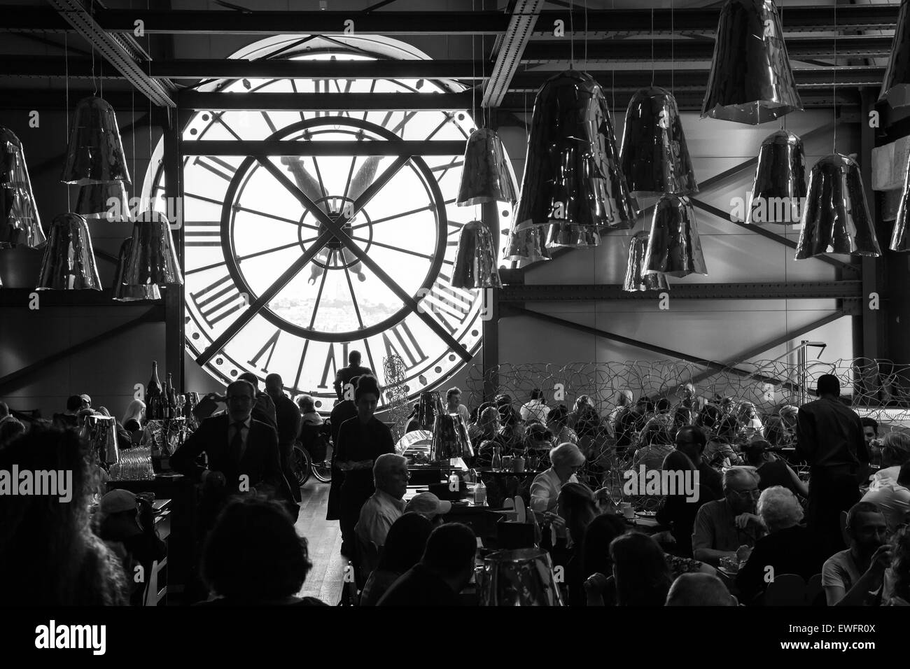 Paris, Frankreich - 10. August 2014: Restaurant mit berühmten antiken Uhr Fenster im Musée d ' Orsay ist voll mit Besuchern und Personal Stockfoto