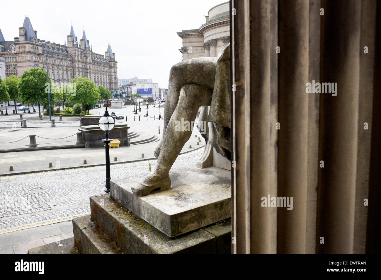 Stein-Statue Beine gekreuzt korinthischen Säule lustig Stockfoto