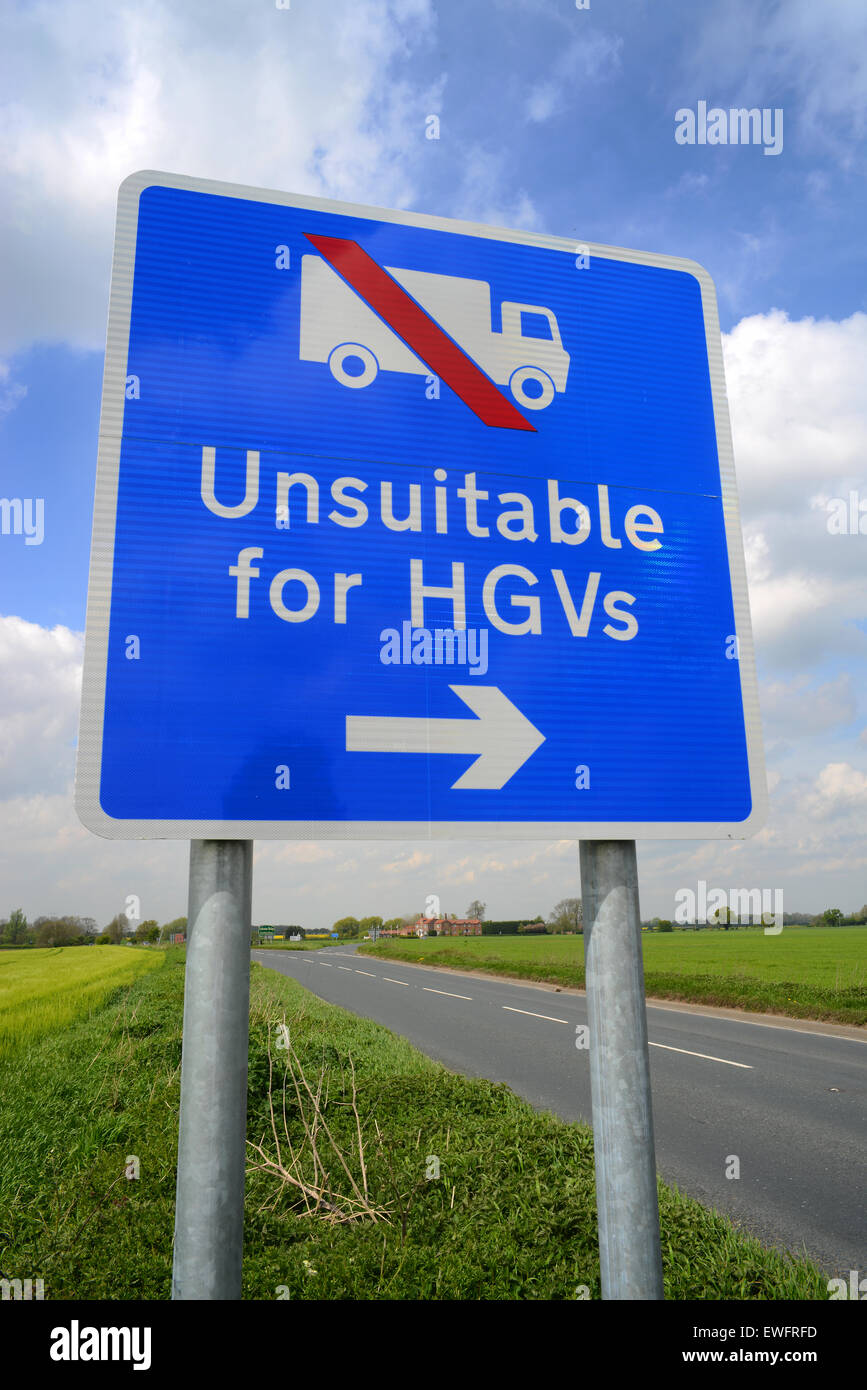 Warnsignal für Straße für LKW ungeeignet; s vor uns in der Nähe von Selby Yorkshire Vereinigtes Königreich Stockfoto