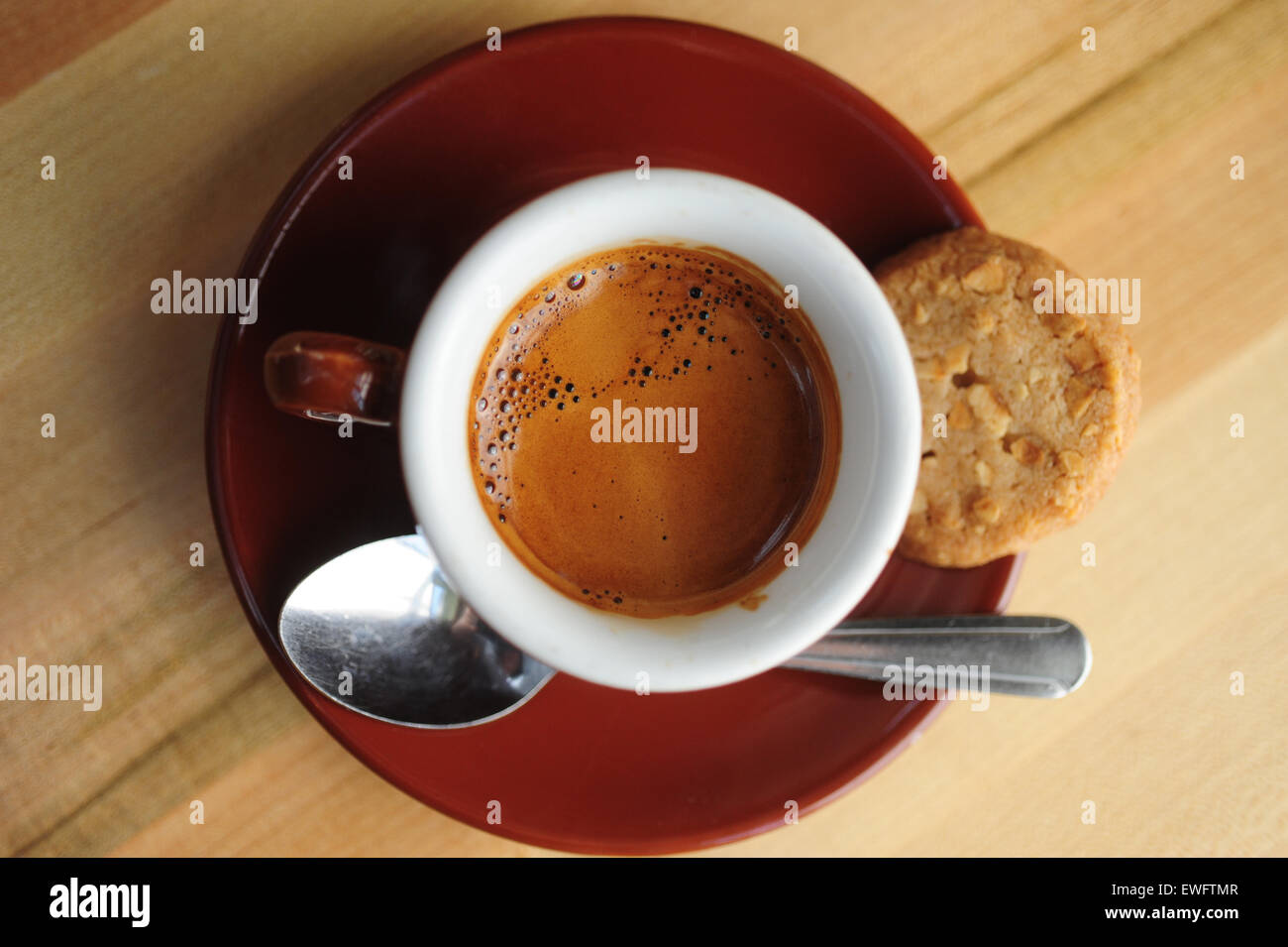Lebensmittel, Kaffee Cafe Espresso Getränke serviert in einer Demitasse Keramik Tasse Stockfoto