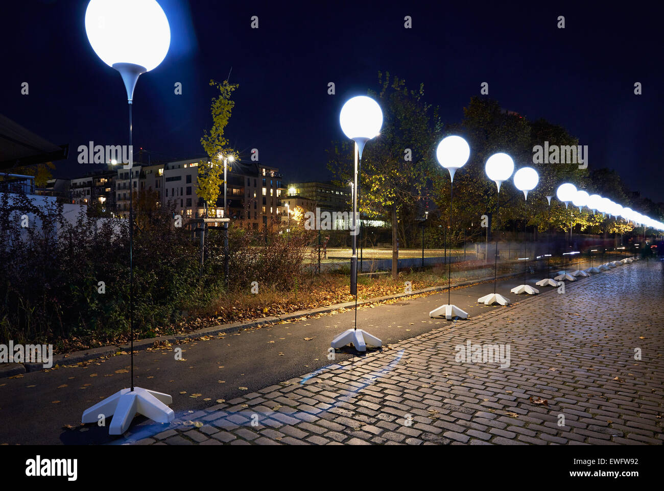 Berlin, Deutschland, Lichtinstallation Licht Begrenzung für 25 Jahre Fall der Mauer Stockfoto