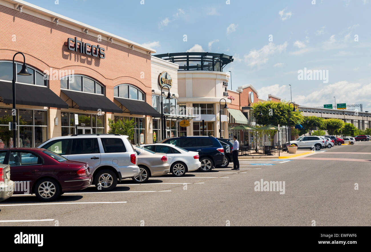 Moderne Einkaufsstraße in Virginia-Gateway-Einkaufszentrum in Gainesville, Virginia, USA Stockfoto