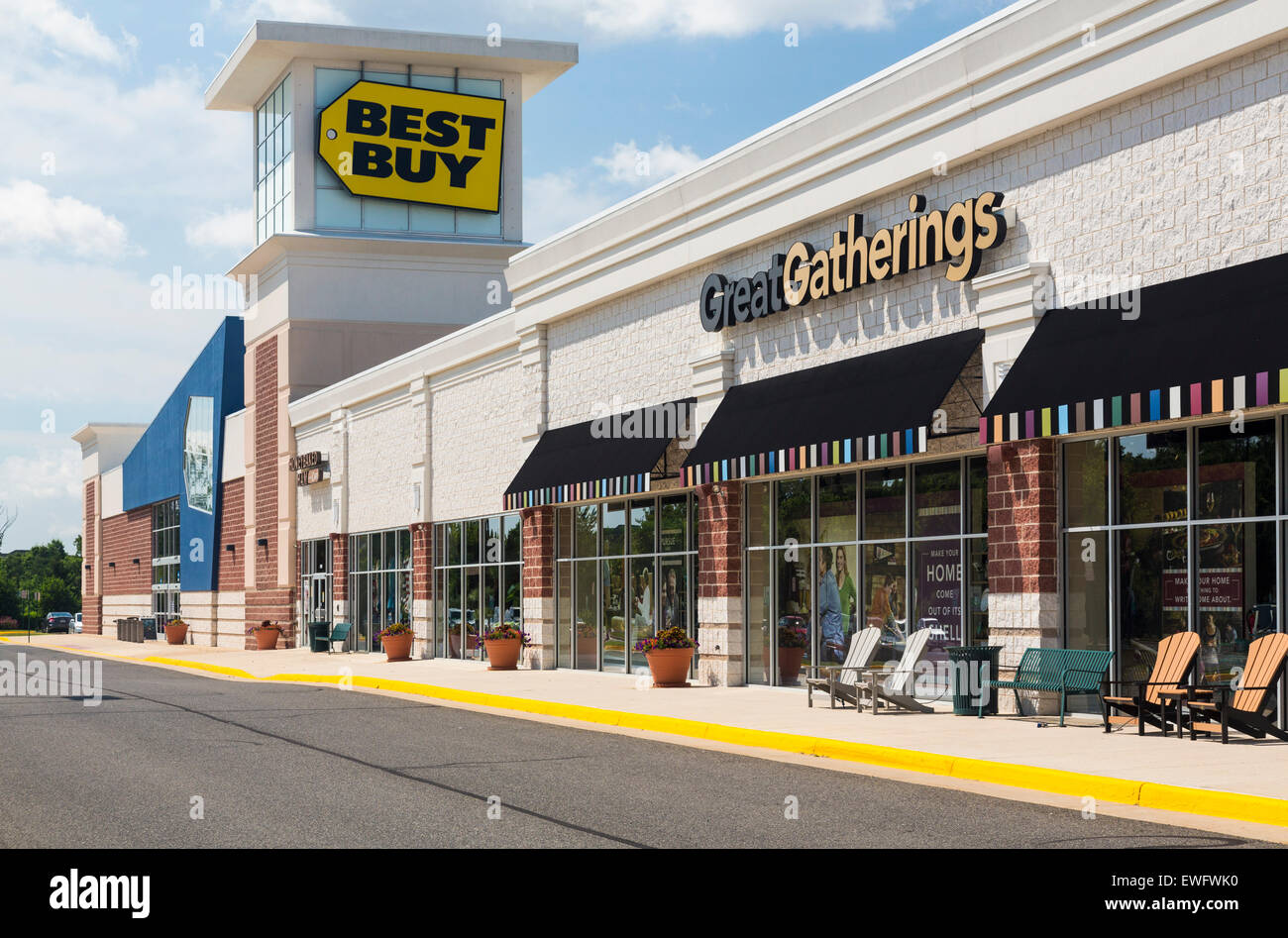 Eingang zum großen Versammlungen Store mit Best Buy nebenan in Gainesville, Virginia, USA Stockfoto