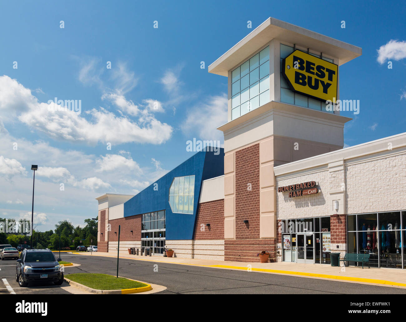 Eingang zum großen Best Buy Elektrofachmarkt in Gainesville, Virginia, USA Stockfoto