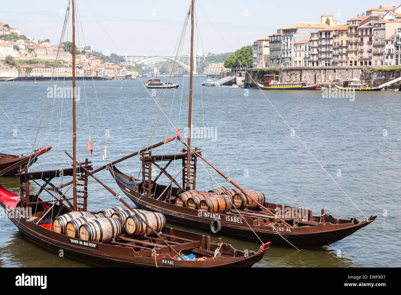 In Vila Nova De Gaia am Südufer des Flusses Douro-Region. Lastkähne festgemacht haben alte Fässer Portwein. Porto, Portugal. Stockfoto