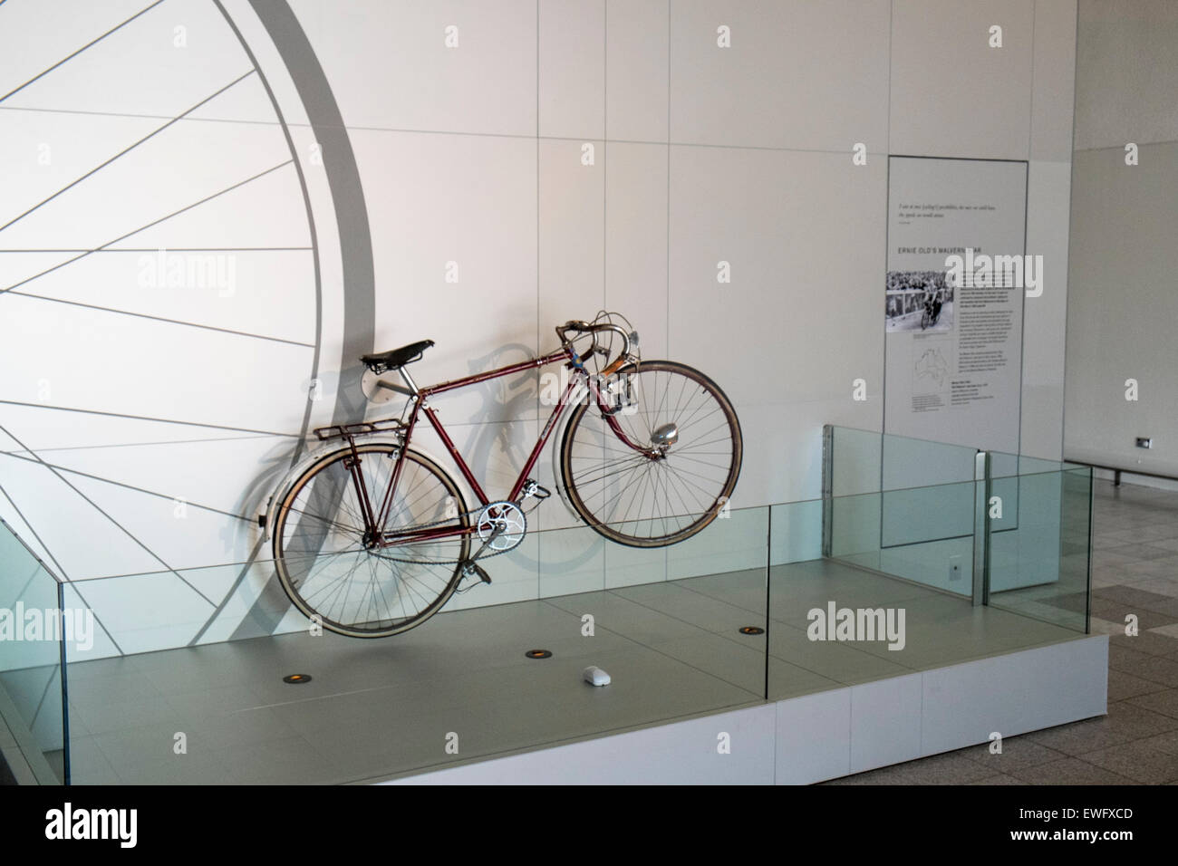 Nationales Museum von Australien in die Hauptstadt Canberra. Ernie alte Malvern star Fahrrad, ritt er 8 Mal in Australien Stockfoto
