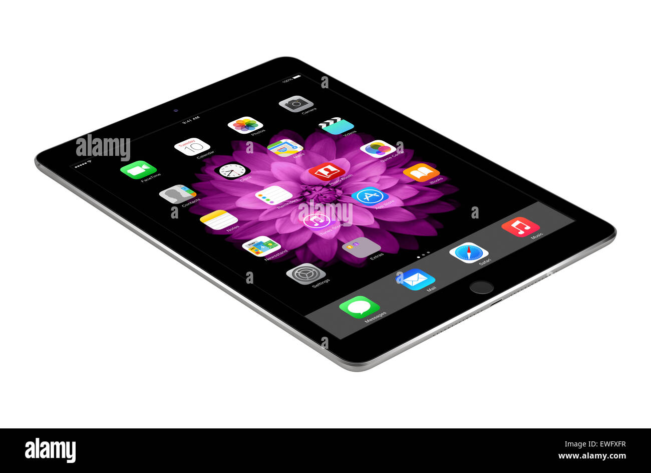 Varna, Bulgarien - 4. Februar 2014: Space Grau Apple iPad Air 2 mit Touch ID Anzeige iOS 8 Homescreen liegt auf der Oberfläche. Stockfoto