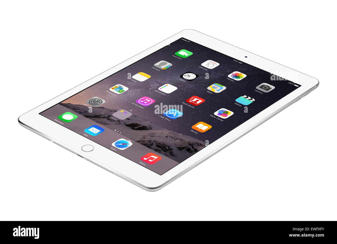 Varna, Bulgarien - 4. Februar 2014: Silber Apple iPad Air 2 mit Touch ID Anzeige iOS 8 Homescreen liegt auf der Oberfläche, desi Stockfoto