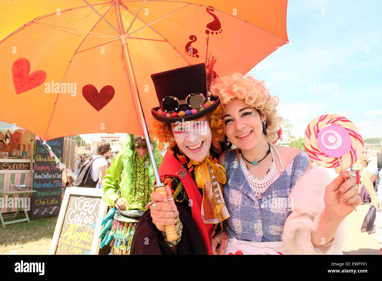 Glastonbury Festival, Somerset, UK. 25. Juni 2015. Sonnenbrillen, Hüte, Haare und sonst nicht viel. Glastonbury brilliert als die Temperaturerhöhungen und Festivalbesucher Roses in der Sonne. Bildnachweis: Tom Corban/Alamy Live-Nachrichten Stockfoto