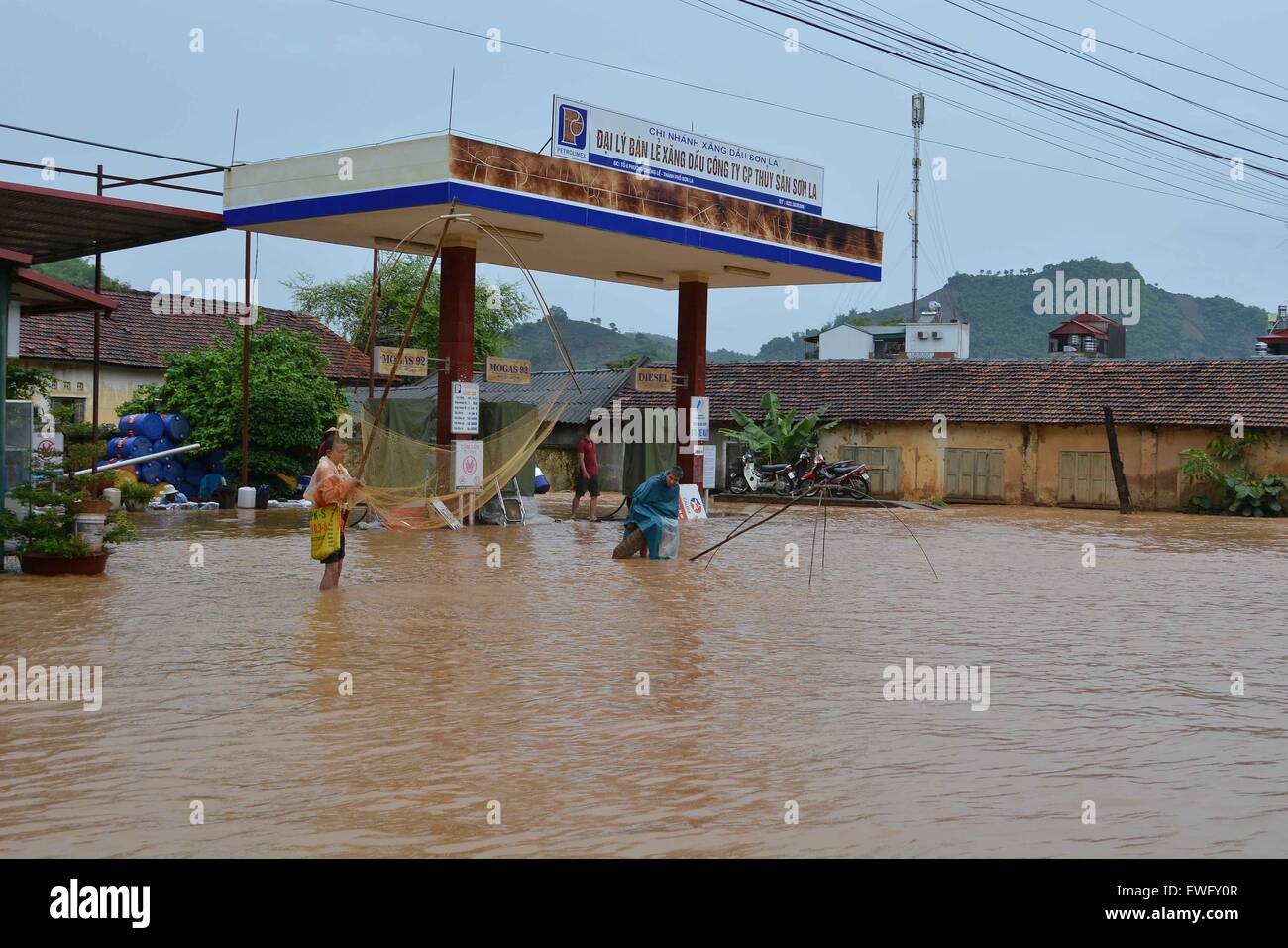 Hanoi, Vietnam. 25. Juni 2015. Menschen Fisch auf einer überfluteten Straße in Son La Provinz, Nord-Vietnam, 25. Juni 2015. Taifun Kujira, welche aus Landfall in Vietnam auf Mittwochmittag verlassen hat sieben Tote und vier weitere fehlende ab Donnerstag Morgen. Bildnachweis: VNA/Xinhua/Alamy Live-Nachrichten Stockfoto