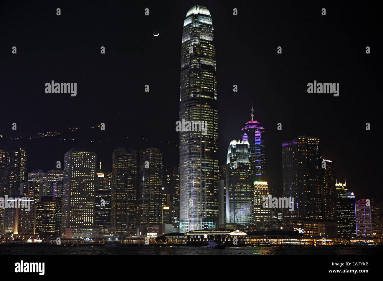 Hong Kong, China, mit Blick auf Hong Kong Island in der Nacht Stockfoto