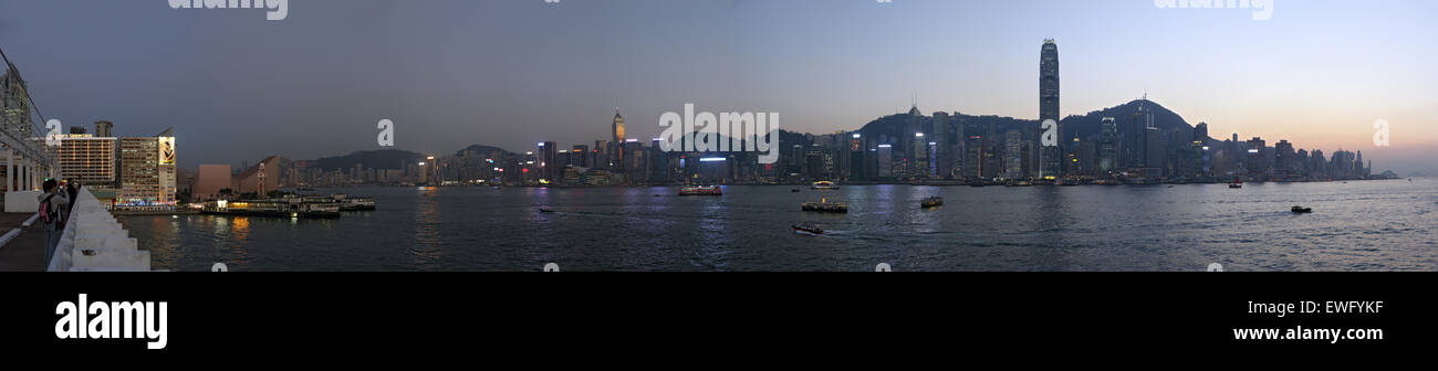 Hong Kong, China, mit Blick auf Hong Kong Island in der Abenddämmerung Stockfoto