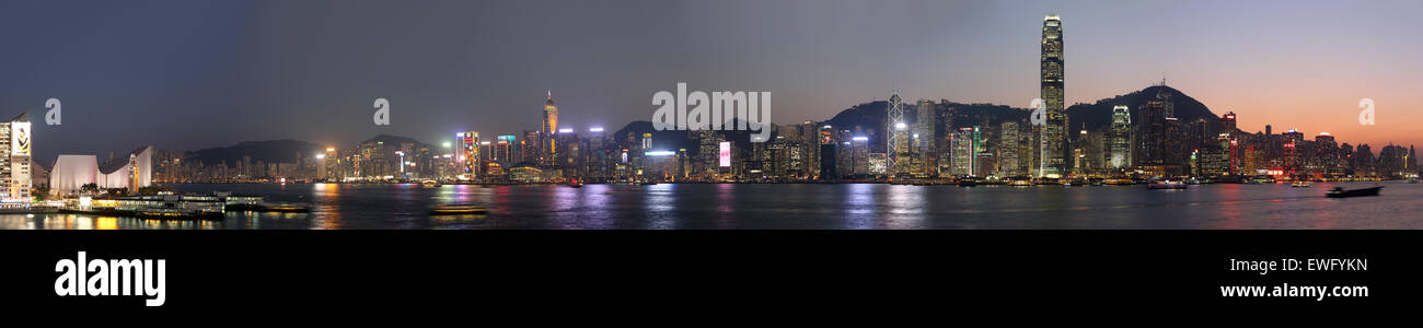 Hong Kong, China, mit Blick auf Hong Kong Island in der Abenddämmerung Stockfoto