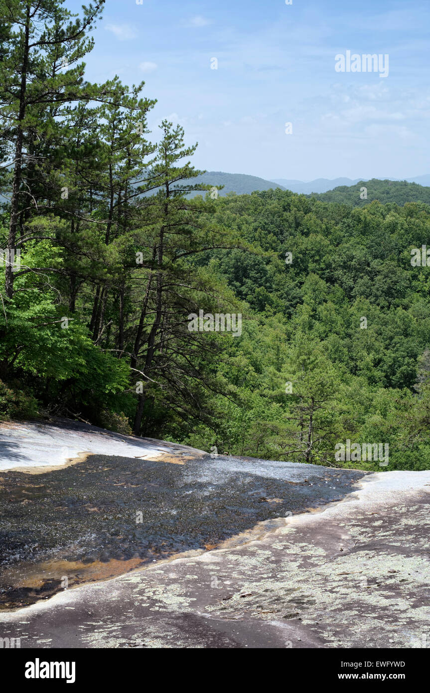 Blick von der Spitze der Stone Mountain Falls. Stone Mountain State Park in tosende Kluft North Carolina Stockfoto