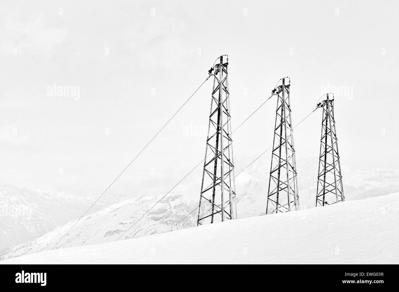 Stromleitungen auf dem Schnee bedeckt Landschaft Stockfoto