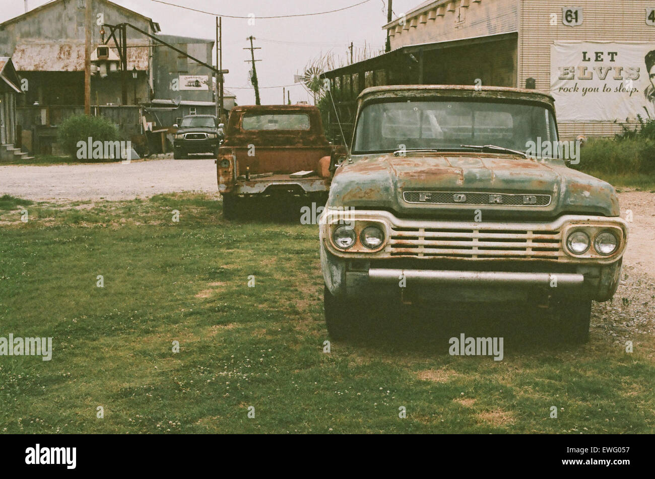 Oldtimer Ford LKW geparkt in Grass Stockfoto