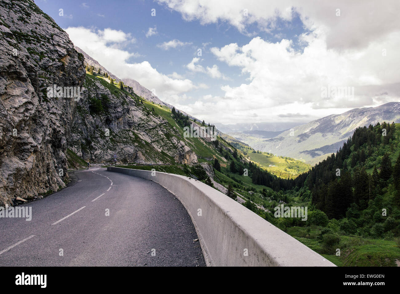 Kurvenreiche Straße durch die Berge Stockfoto