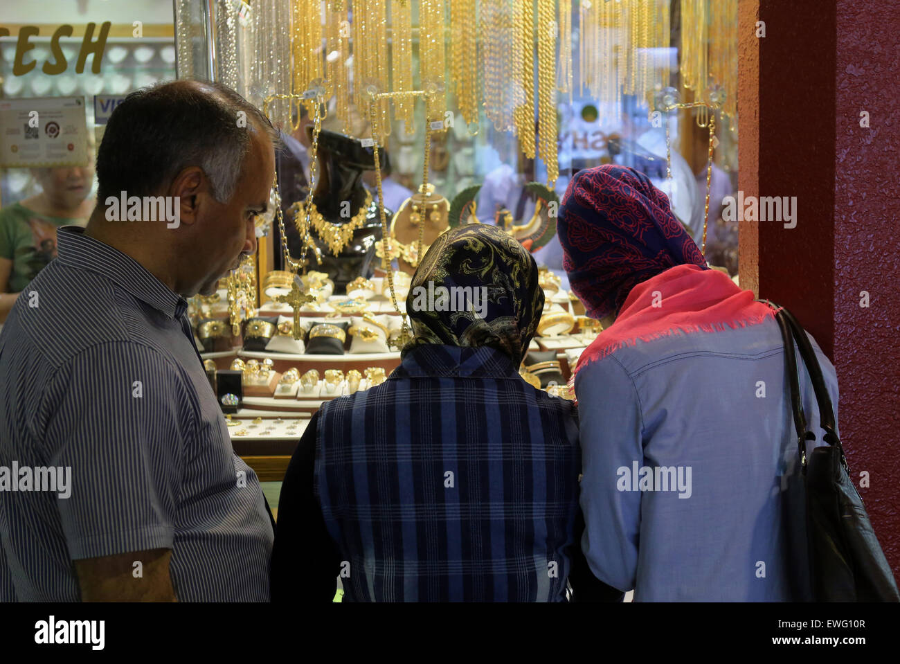 Dubai, Vereinigte Arabische Emirate, Menschen in einem Gold Souk im alten Stadtzentrum Stockfoto