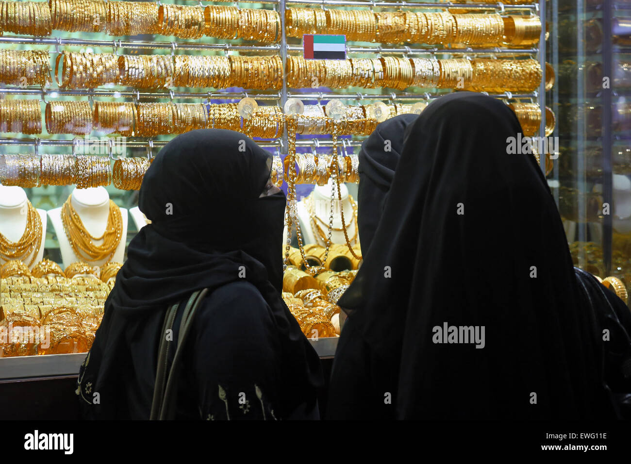 Dubai, Vereinigte Arabische Emirate, verschleierte Frauen in einem Gold Souk in der Mitte der Altstadt Stockfoto
