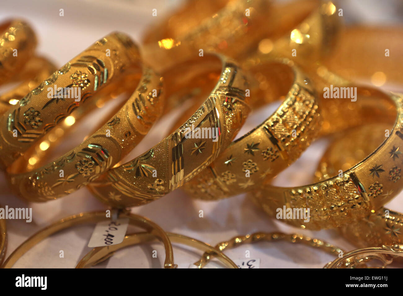 Dubai, Vereinigte Arabische Emirate, Goldringe in einem Schaufenster Stockfoto