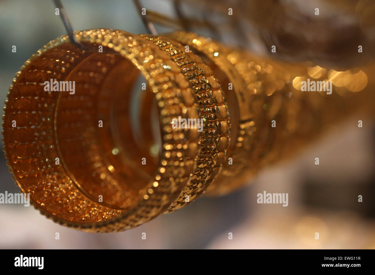 Dubai, Vereinigte Arabische Emirate, goldene Armbänder in einem Schaufenster Stockfoto