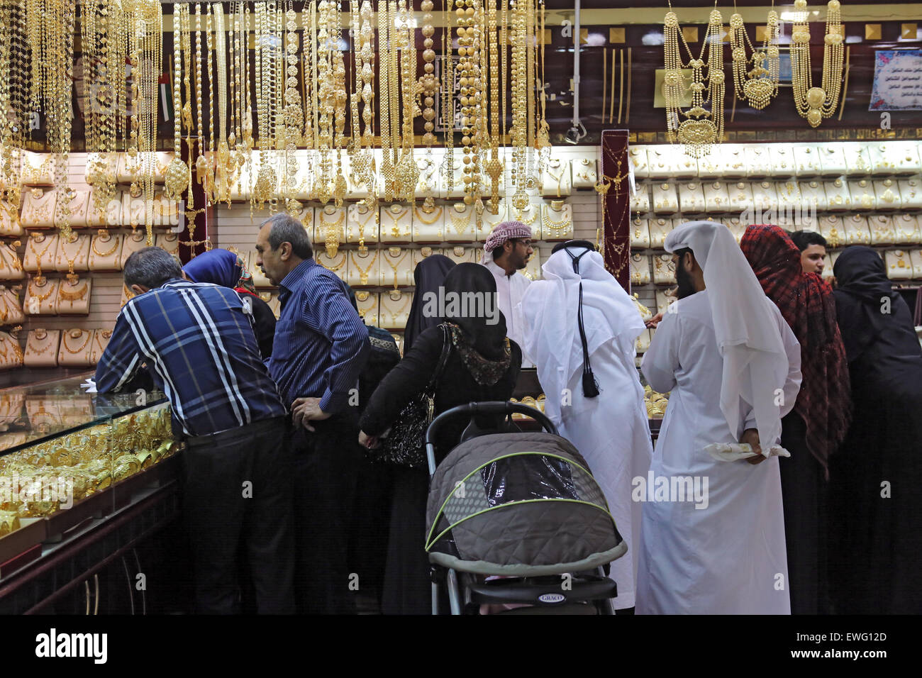 Dubai, Vereinigte Arabische Emirate, Menschen in einem Gold Souk im alten Stadtzentrum Stockfoto