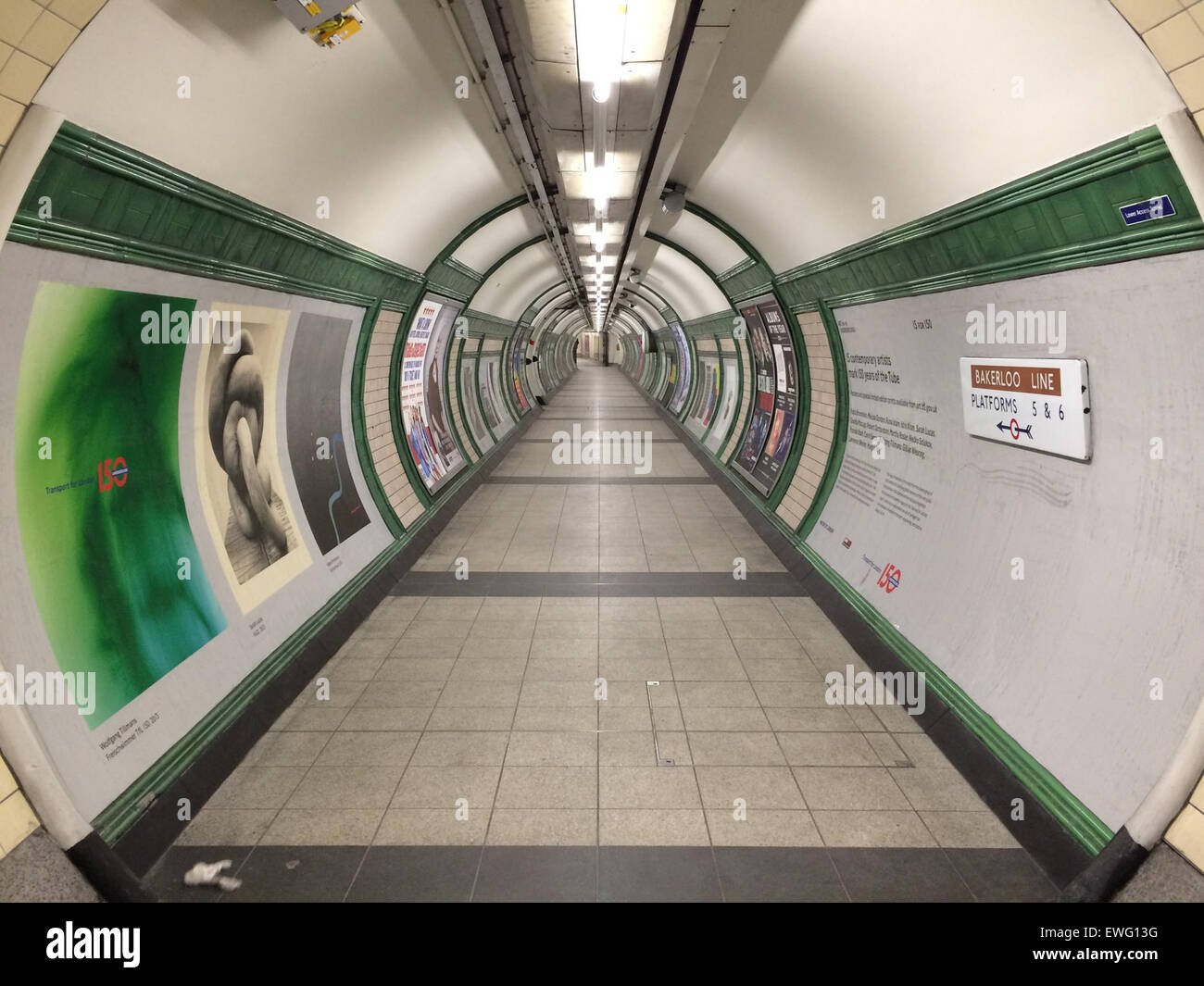 Blick auf die Baker Line der Londoner U-Bahn mit moderner U-Bahn und Bahnhof. Die Baker Line ist Teil des umfangreichen öffentlichen Nahverkehrs in London. Stockfoto