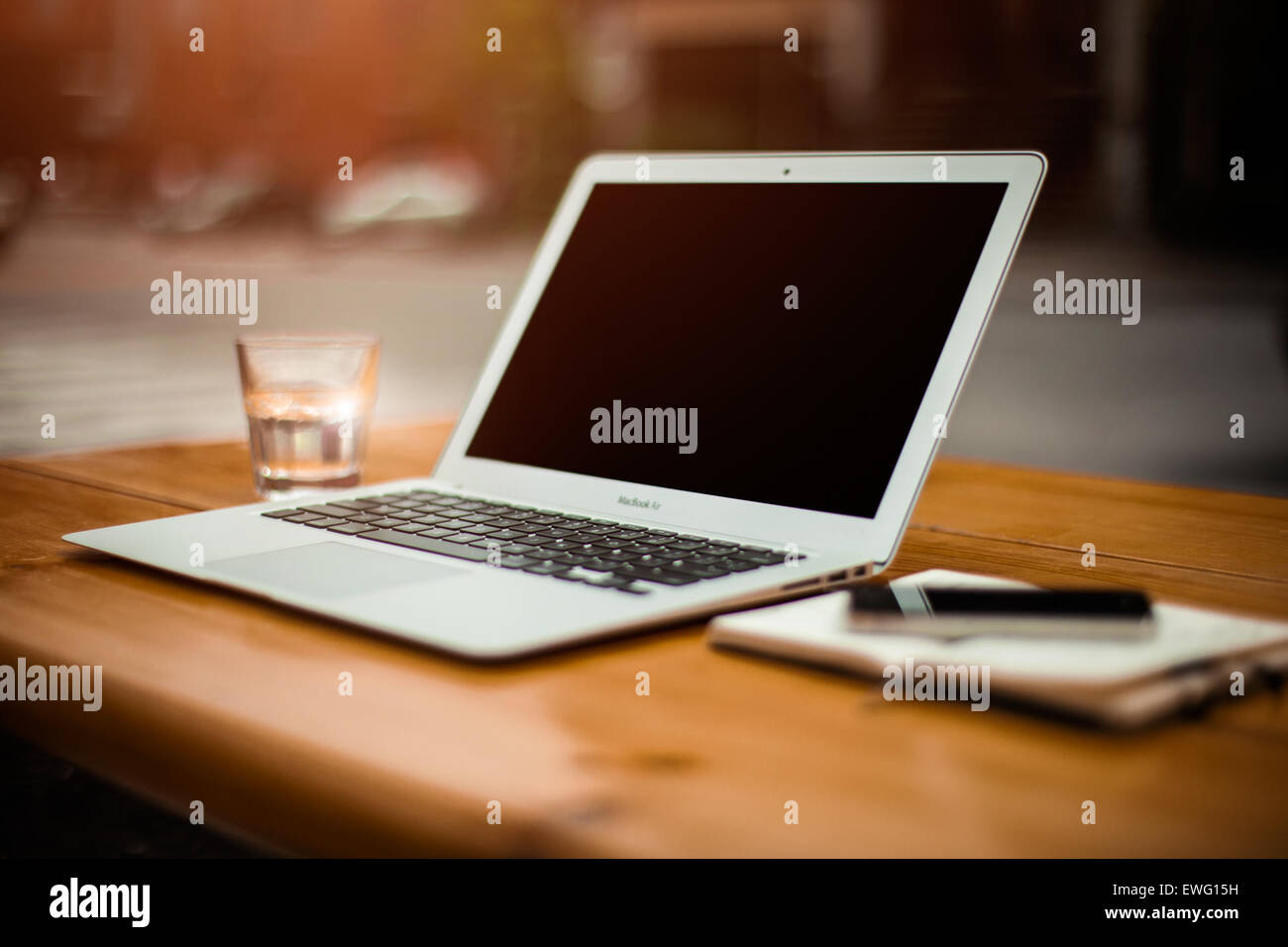 Eine Stillleben-Komposition mit einem MacBook Air-Notebook. Das klare Design unterstreicht das schlanke, dünne Profil des Geräts und zeigt moderne Technologie. Stockfoto