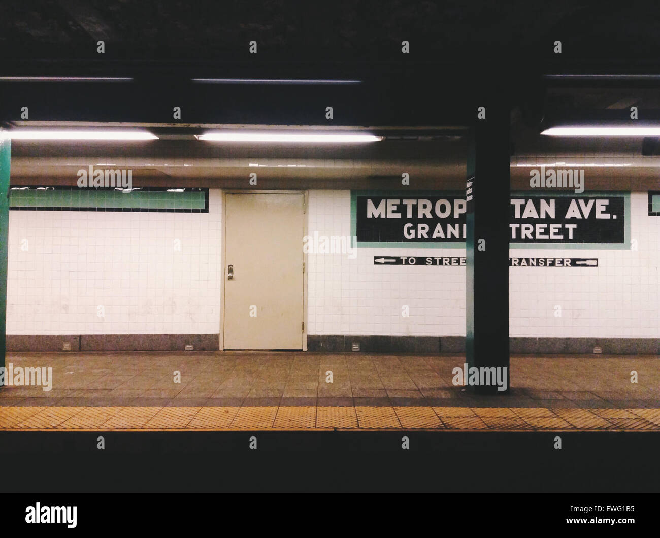 Die U-Bahn-Station Metropolitan Avenue befindet sich im Stadtteil Queens von New York City. Es bedient die Linien M und J und ist eine wichtige Anlaufstelle für lokale Pendler. Der Bahnhof ist Teil des ausgedehnten öffentlichen Nahverkehrs der Stadt und zeichnet sich durch seinen unterirdischen Bahnsteig und die historische Infrastruktur aus. Stockfoto