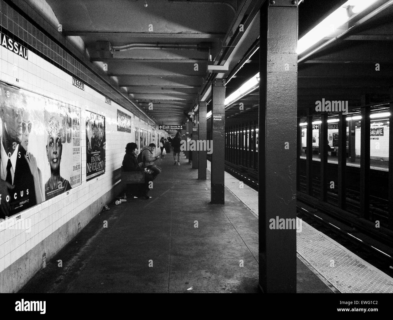 Die U-Bahn-Station Nassau in New York City verfügt über schwarz-weiß gekachelte Säulen und Werbespots. Dieser geschäftige Verkehrsknotenpunkt ist ein wichtiger Bestandteil des U-Bahn-Netzes der Stadt und bietet Verbindungen in die gesamte Stadtlandschaft. Stockfoto