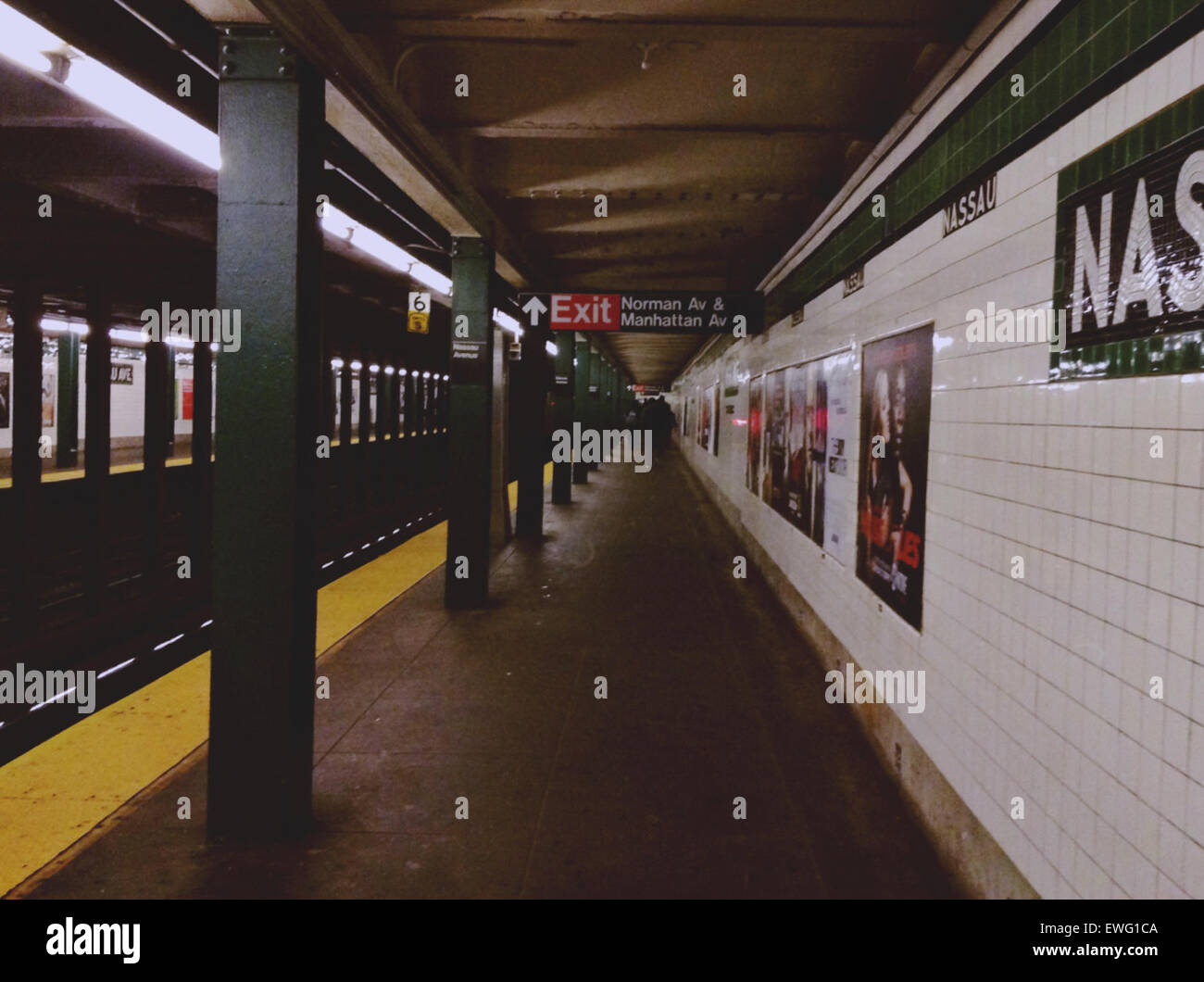 Der Eingang der Fulton Street U-Bahn-Station in Manhattan, New York City. Das Bild zeigt die gekachelte Säule und fluoreszierende Ausstiegsschilder, die den Weg für Pendler innerhalb des U-Bahn-Systems markieren. Stockfoto