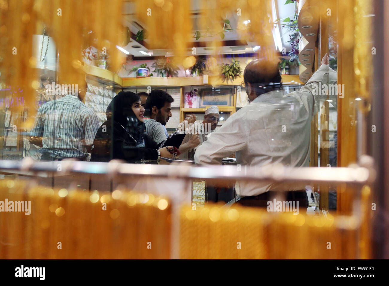 Dubai, Vereinigte Arabische Emirate, Menschen in einem Gold Souk im alten Stadtzentrum Stockfoto