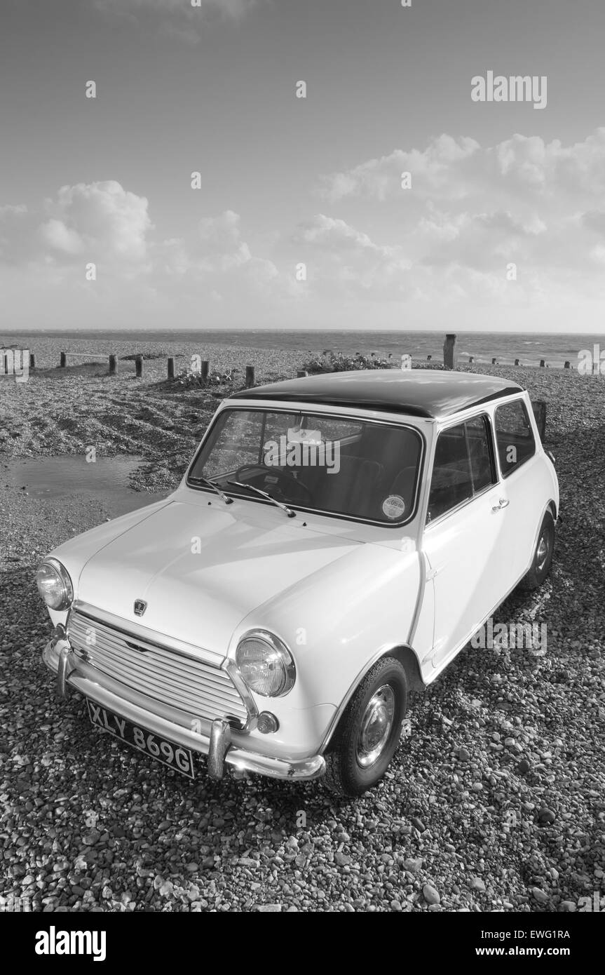 Eine weiße Austin Mini Cooper mk2 im Originalzustand. Stockfoto