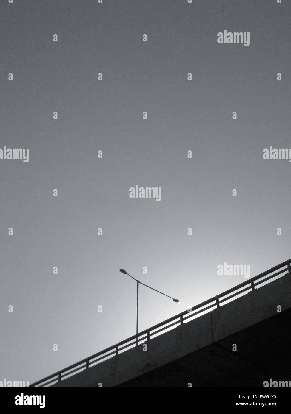 Black And White Laterne auf Brücke minimalistisch Überführung Straßenlaterne Hintergrund schwarz und weiß Brücke Stockfoto