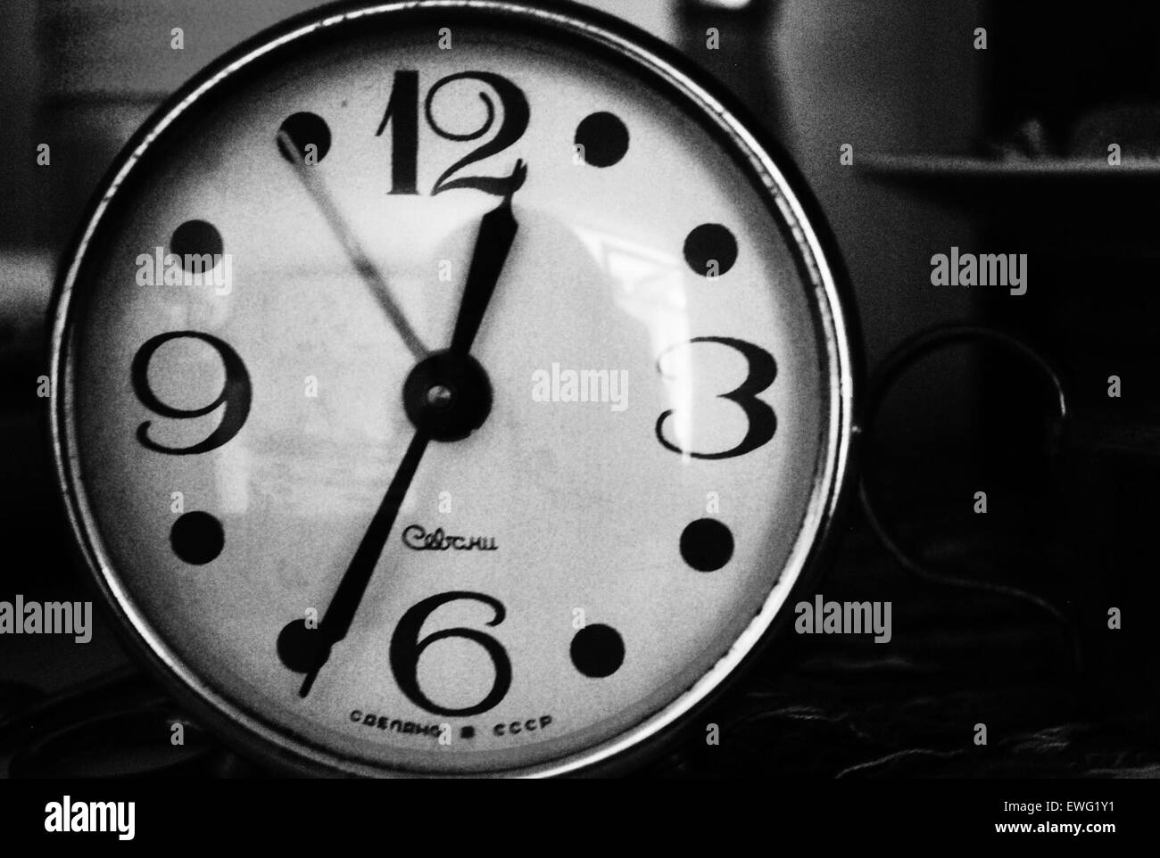 Black und White Vintage Wecker Alarm Clock Uhr Gesicht Zahlen Uhrzeit schwarz-weiß Monochrom Vintage Uhr Stockfoto
