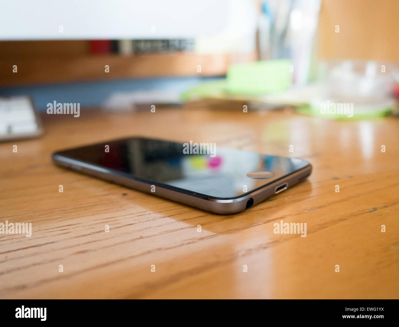 Schwarze iPhone auf Schreibtisch Desktop Telefon Holz Getreide Iphone wellington Stockfoto