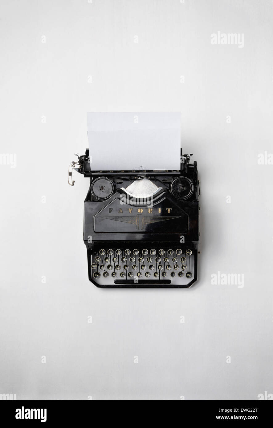Vintage Schreibmaschine auf weißen Hintergrund antiken Journalismus Tastatur Papier Stillleben Schreibmaschine weißen Hintergrund schreiben schwarz-weiß Zusammensetzung Manuskript einfarbigen Vintage Wellington weiß Stockfoto