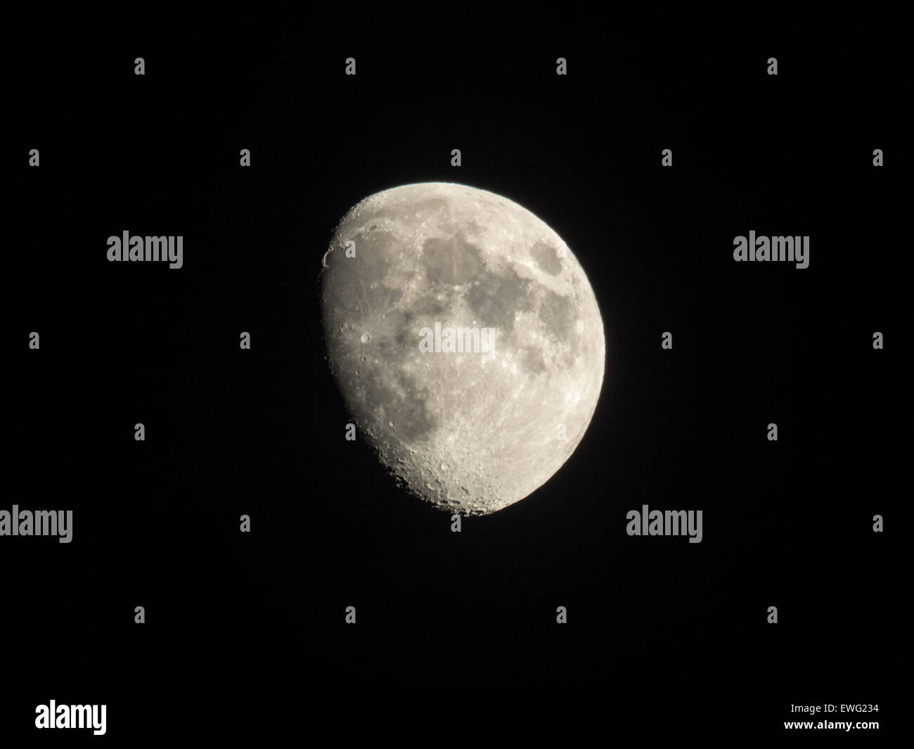Waxing Crescent Moon mit schwarzen Hintergrund Krater Luna Waxing Crescent Astronomie schwarzen Hintergrund lunar Mondnacht Stockfoto