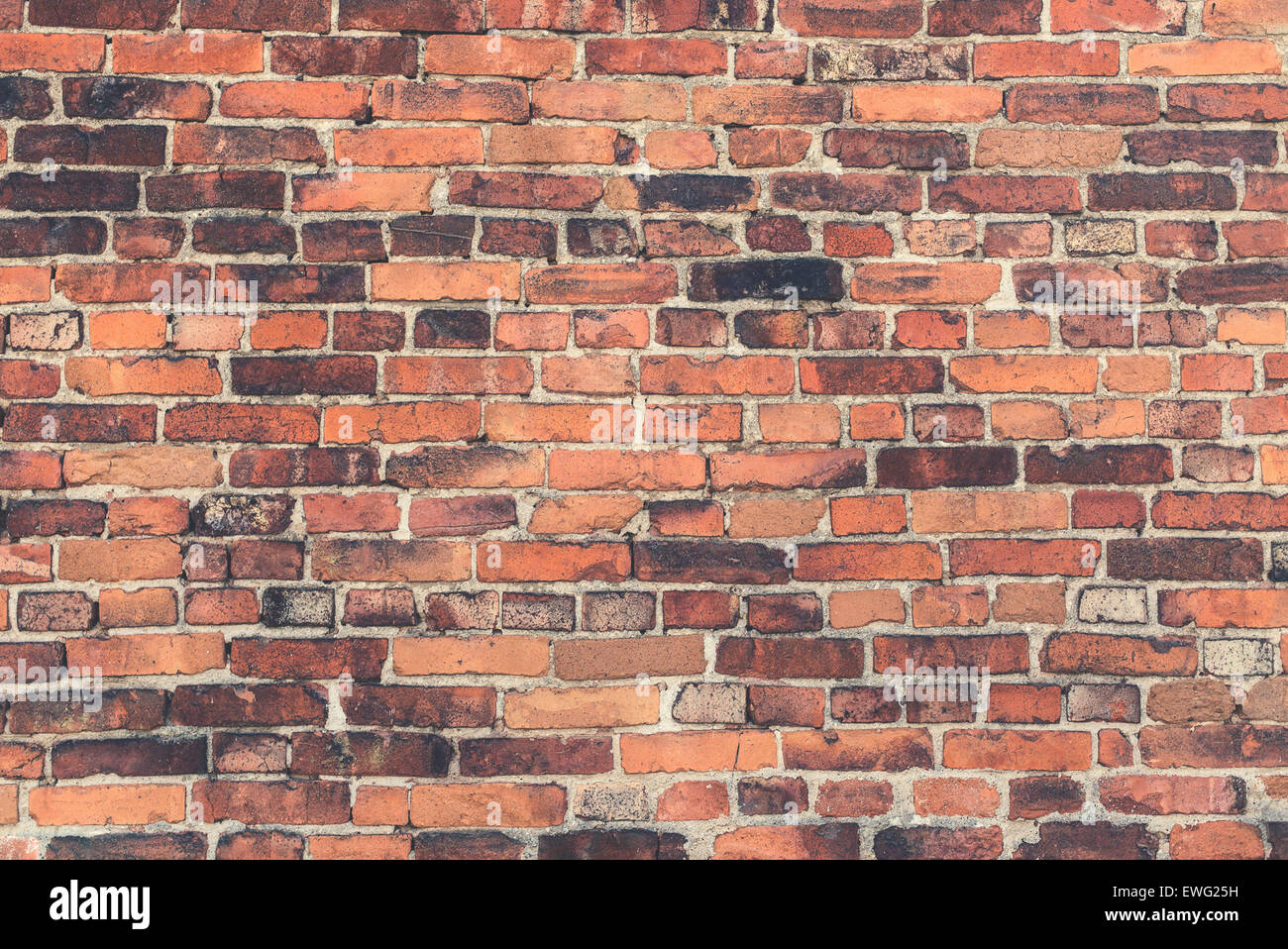Eine Nahaufnahme einer Ziegelmauer mit einem charakteristischen Ziegelmuster, die die detaillierte Anordnung der Ziegelsteine in einem bestimmten Design zeigt. Das Bild zeigt die Textur und Farbe der Ziegelsteine, die in Gebäudestrukturen und Architektur üblich sind. Stockfoto