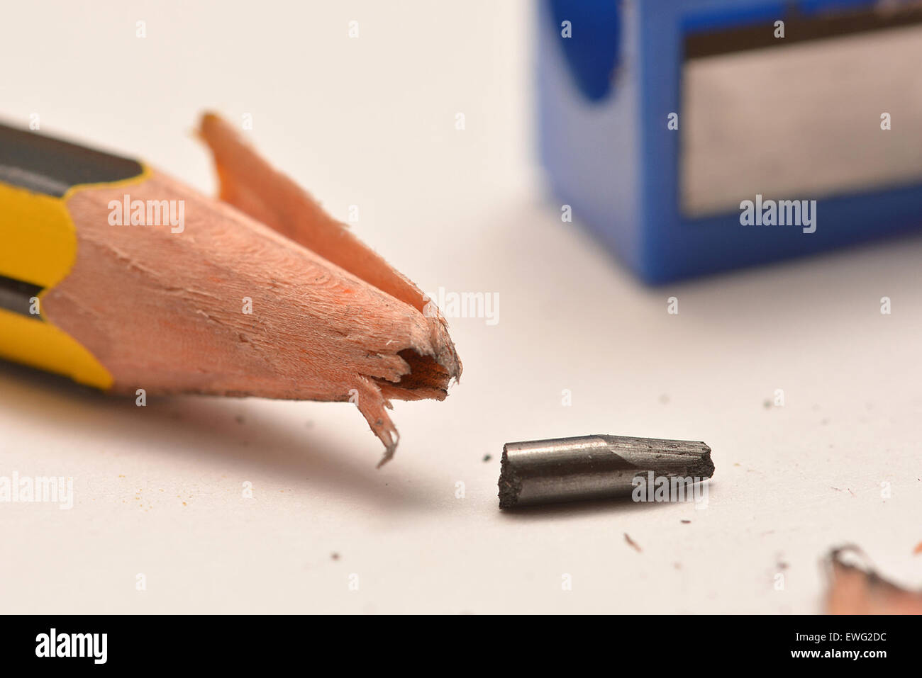 Gebrochene Bleistift mit Anspitzer Stockfoto