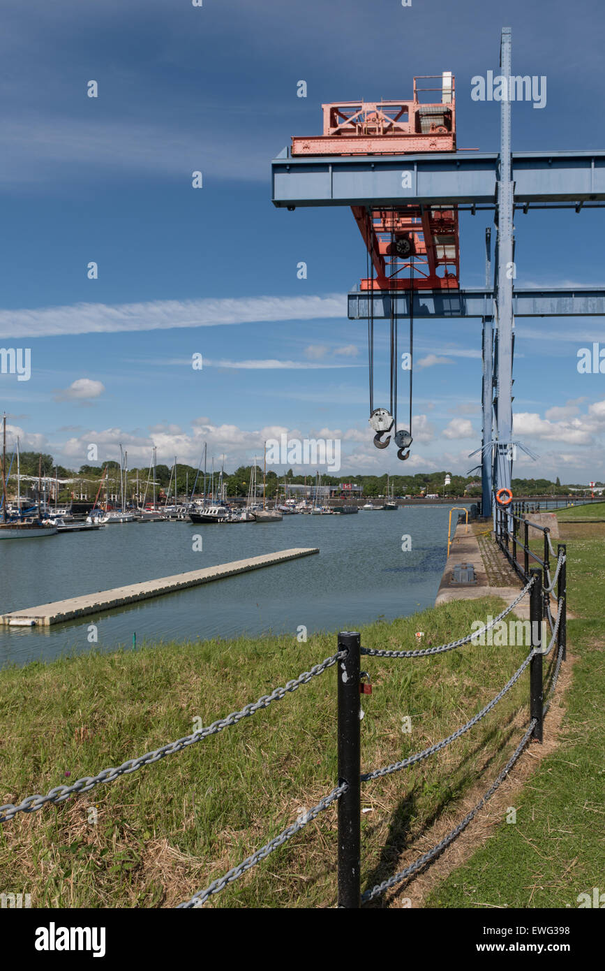 Restaurierte Schwerarbeit Gantry in Preston Docks Stockfoto
