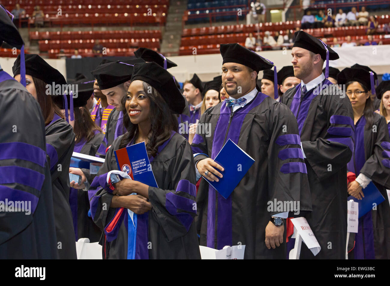 Detroit, Michigan - Jura-Studenten besuchen die Abschlussfeier an der University of Detroit Mercy School of Law. Stockfoto