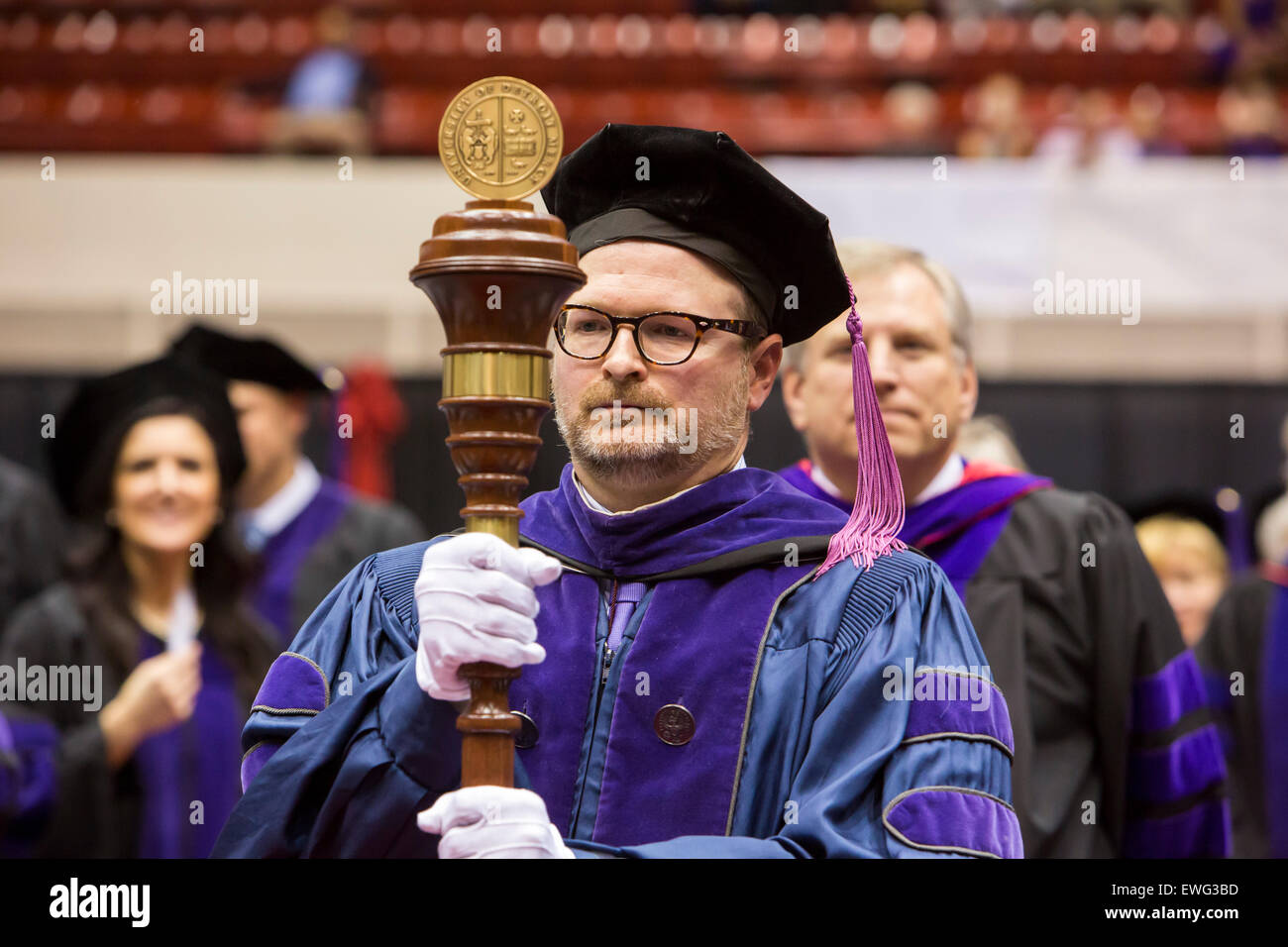 Detroit, Michigan - ein Macebearer trägt der University of Detroit Mercy zeremonielle Muskatblüte an einer Abschlussfeier. Stockfoto