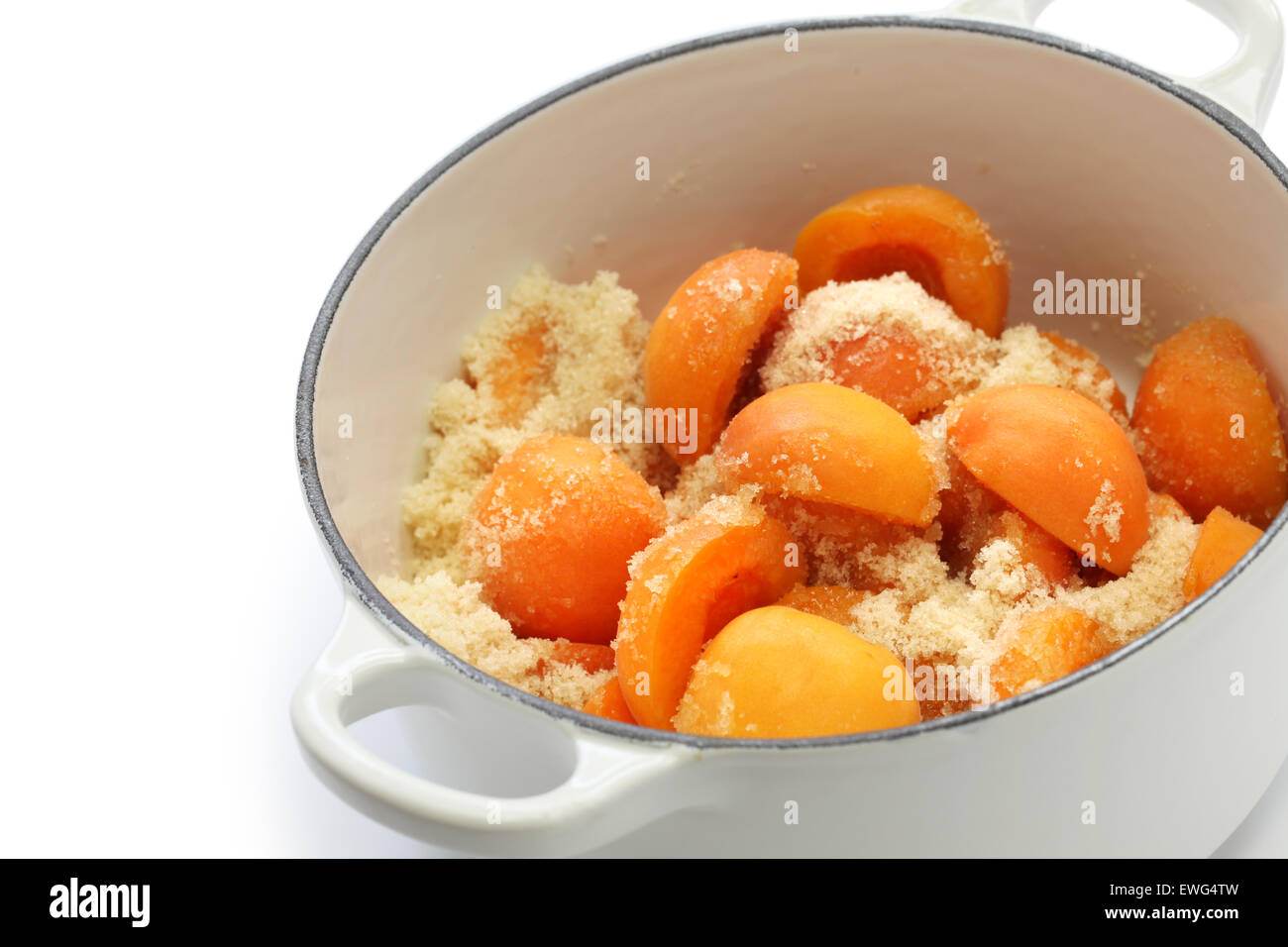 die Marillenmarmelade isoliert auf weißem Hintergrund Stockfoto