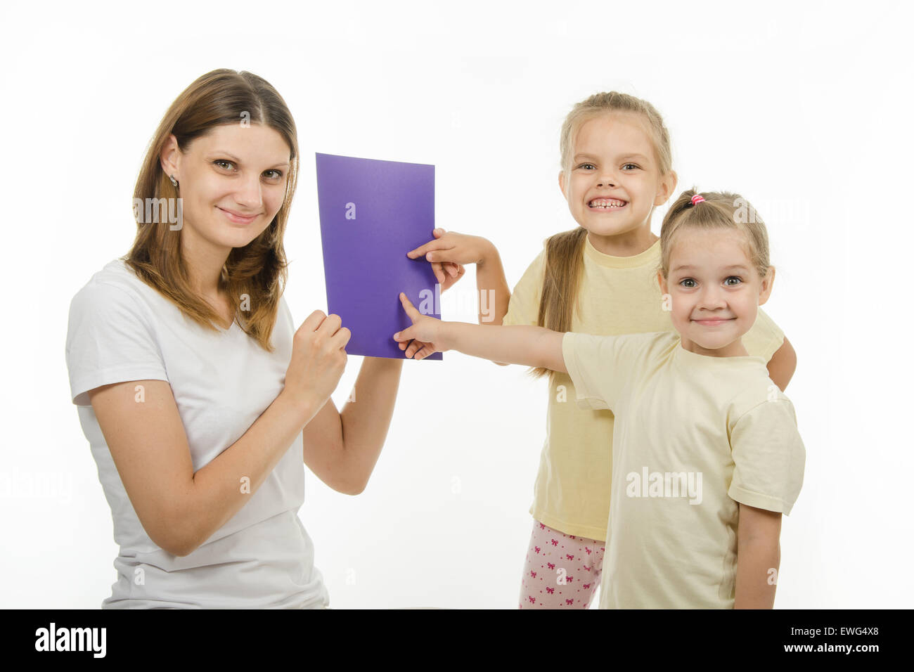 Mutter zeigt zwei Töchter einfarbigen Bildern, prüfen, ob sie Farben unterscheiden Stockfoto