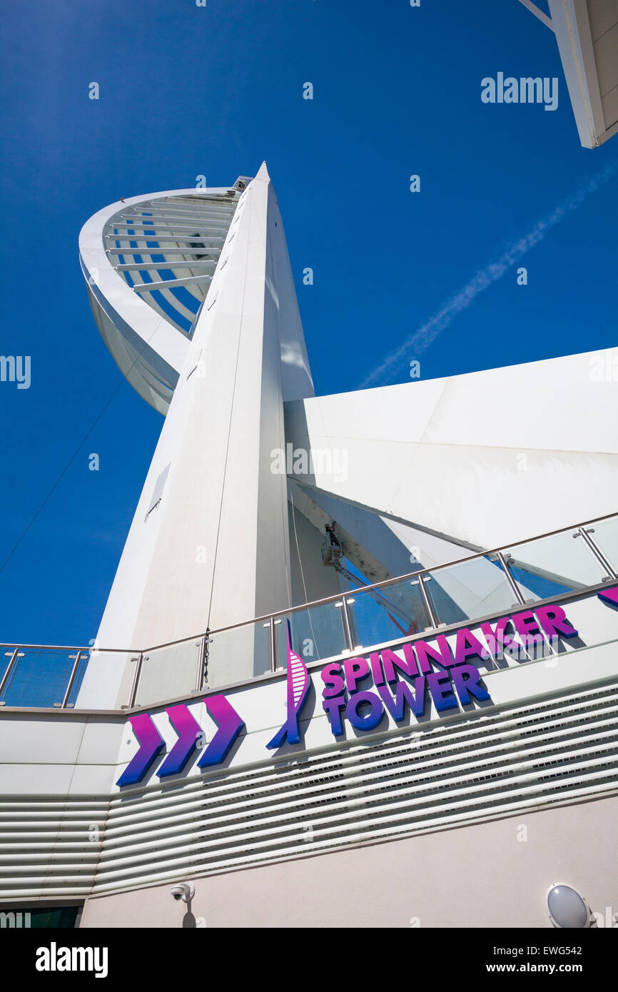 Arbeiter, der am Portsmouth Spinnaker Tower in Portsmouth, Hampshire UK für das Rebranding mit dem neuen Sponsor Emirates im Juni arbeitet Stockfoto