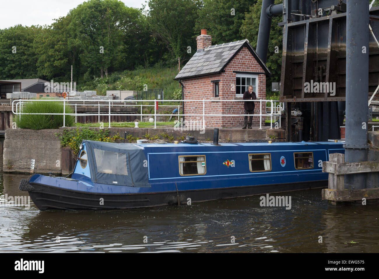 Anderton Boot Lift in der Nähe von Northwich in Cheshire, links der Fluss-Weber und Trent und Mersey Kanal. Nach der Erhöhung der Tür Stockfoto