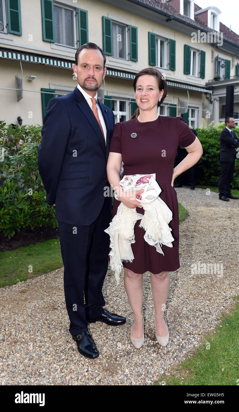 Berlin, Deutschland. 25. Juni 2015. Alexander, Herzog von Schönburg-Glauchau und seine Frau Prinzessin Irina Hessen besuchen die "Queen es Birthday Party" im Garten der Residenz des britischen Botschafters in Deutschland in Berlin, Deutschland, 25. Juni 2015. Die britische Monarchin und ihr Ehemann sind auf ihrer fünften Staatsbesuchs in Deutschland vom 23. bis 26. Juni. Foto: JENS KALAENE/Dpa/Alamy Live News Stockfoto