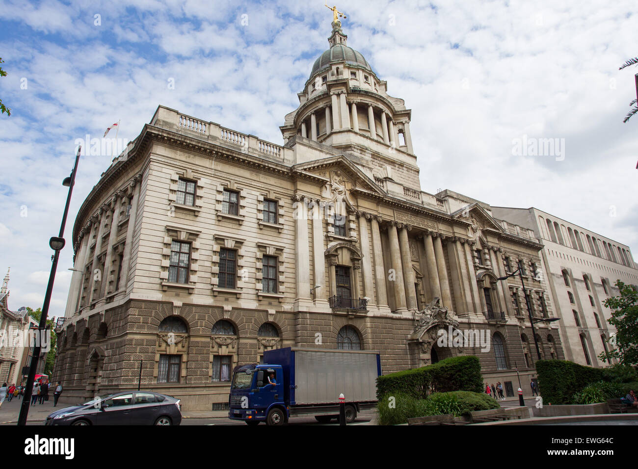 Allgemeine Ansicht GV von The Old Bailey zeigt die Statue der Justitia des britischen Bildhauers F. W. Pomeroy Stockfoto